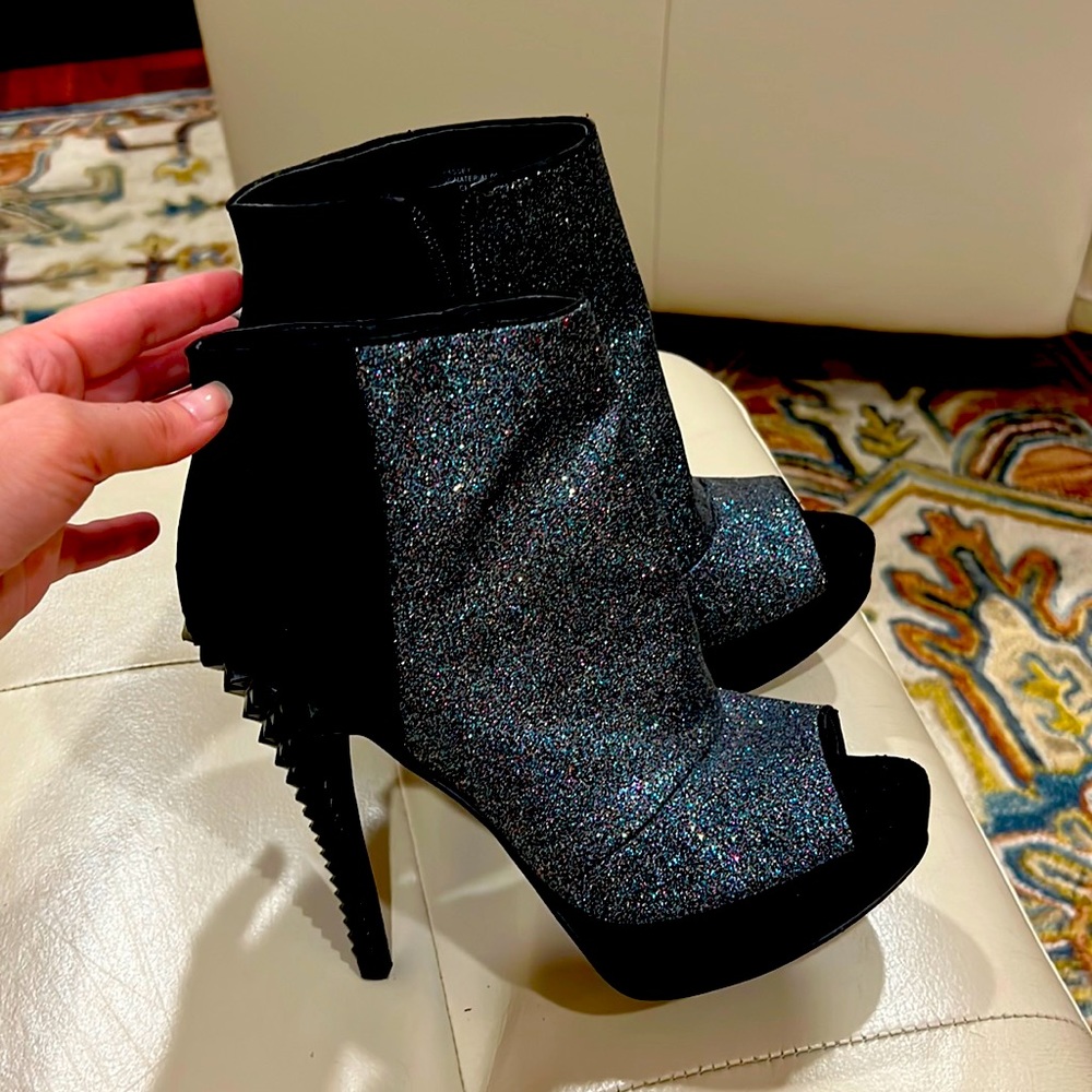 Comfy shimmering boots for a night out